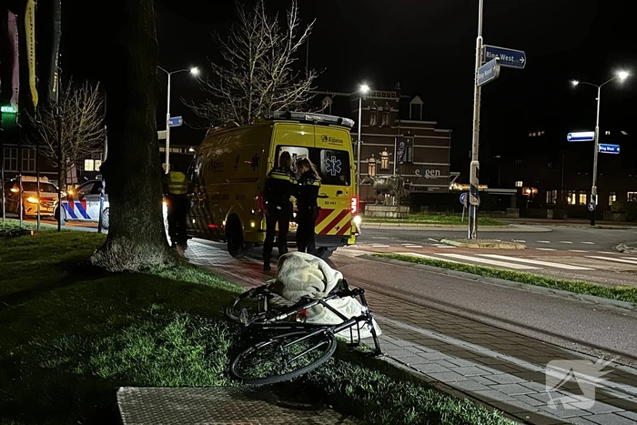 Fietser en automobilist in botsing