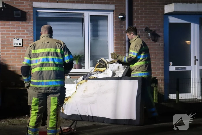 Zwarte rookwolken uit slaapkamer