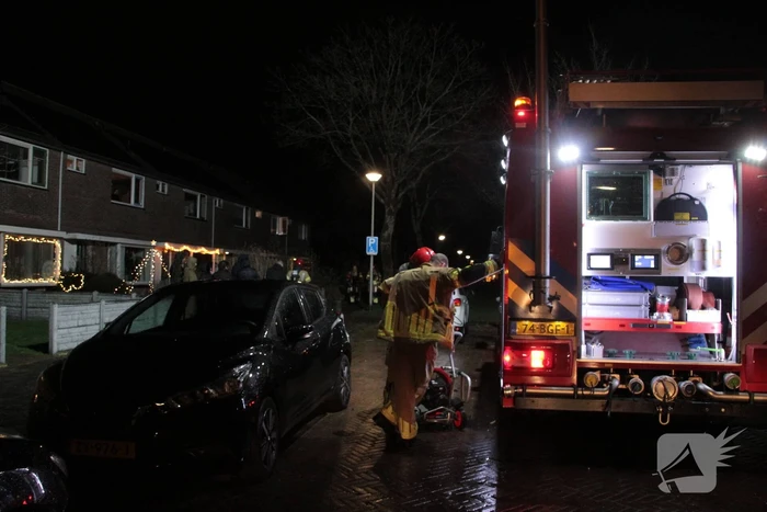 Persoon en hond uit brandende woning gered