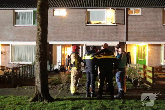 Persoon en hond uit brandende woning gered
