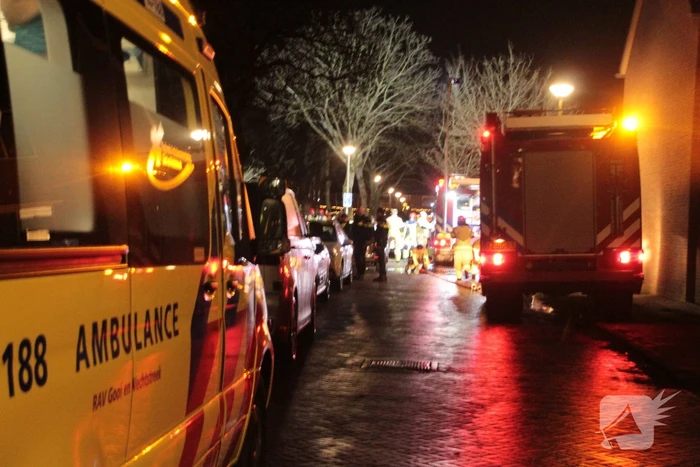 Persoon en hond uit brandende woning gered