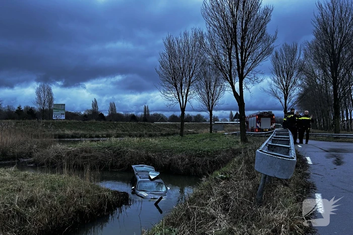 Auto te water inzittenden verlaten plaats ongeval