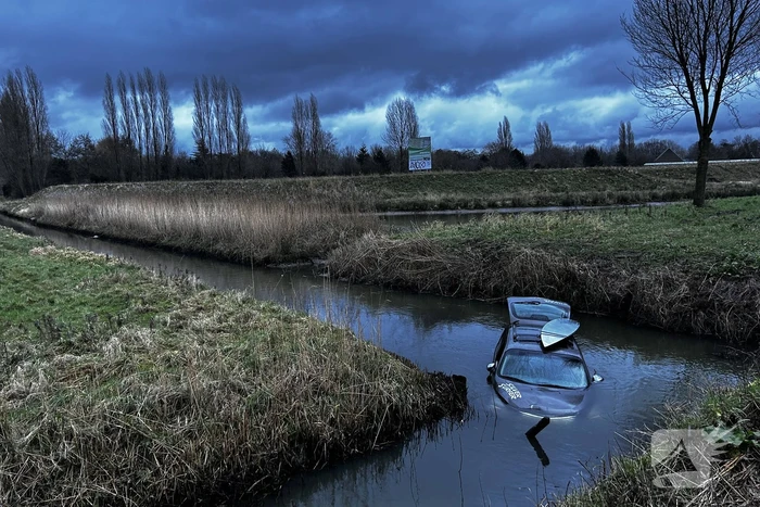 Auto te water inzittenden verlaten plaats ongeval