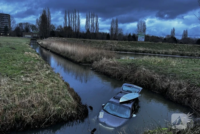 Auto te water inzittenden verlaten plaats ongeval