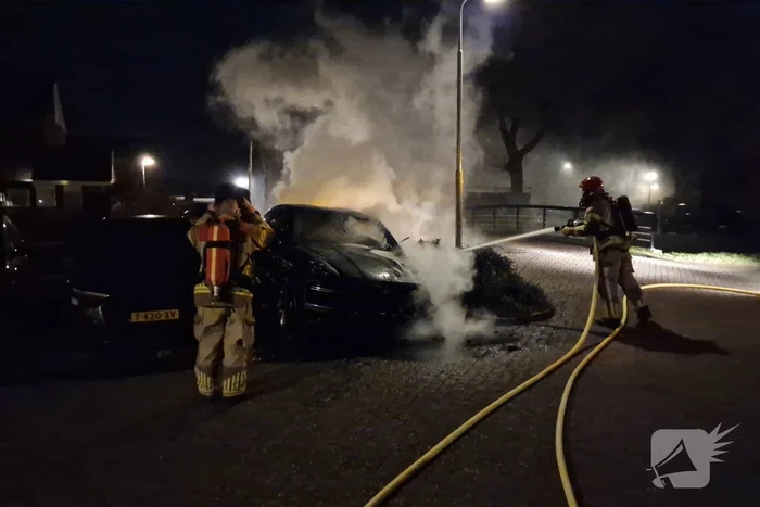 Porsche Cayenne verwoest door brand