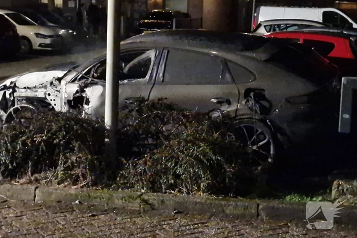 Porsche Cayenne verwoest door brand