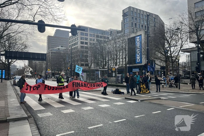 Demonstranten Extinction Rebellion blokkeren Coolsingel