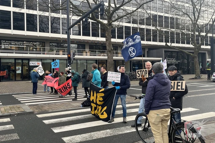 Demonstranten Extinction Rebellion blokkeren Coolsingel