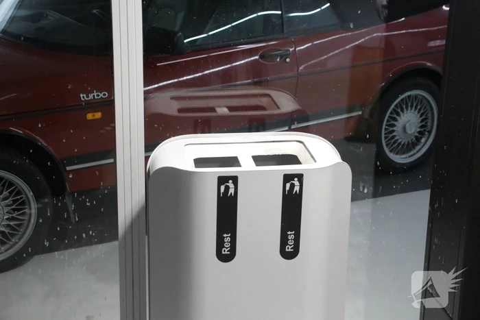 Prullenbak vat vlam in parkeergarage