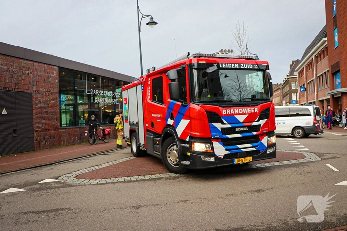 Prullenbak vat vlam in parkeergarage