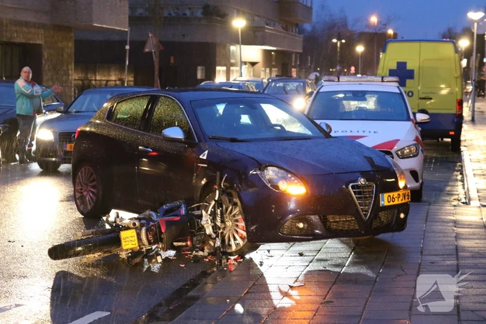Brommerrijder botst op personenauto