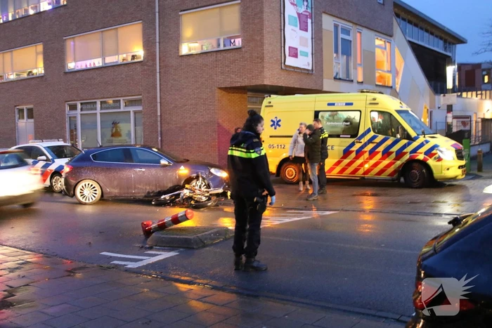 Brommerrijder botst op personenauto