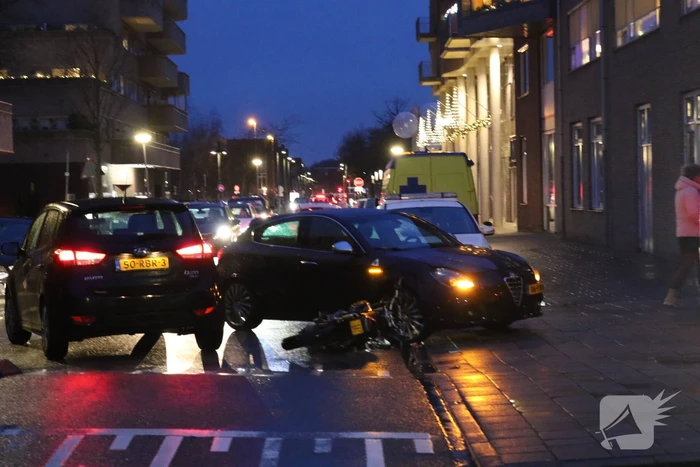 Brommerrijder botst op personenauto
