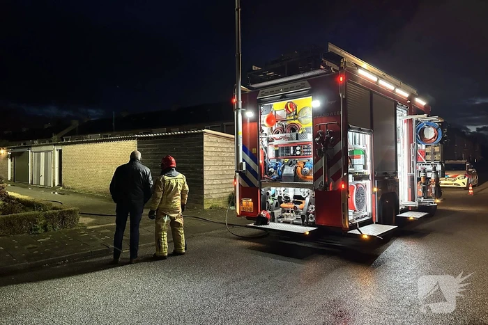 Felle brand in garage, vuurwerk mogelijk oorzaak van de brand