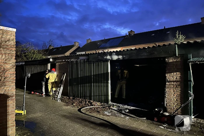 Felle brand in garage, vuurwerk mogelijk oorzaak van de brand