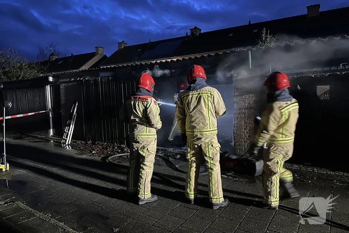 Felle brand in garage, vuurwerk mogelijk oorzaak van de brand
