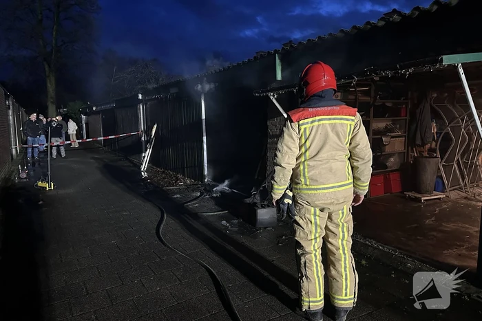 Felle brand in garage, vuurwerk mogelijk oorzaak van de brand