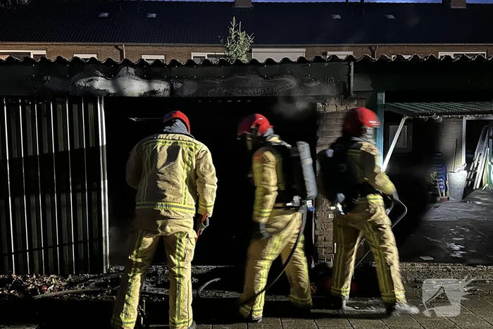 Felle brand in garage, vuurwerk mogelijk oorzaak van de brand