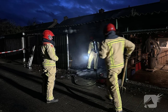 Felle brand in garage, vuurwerk mogelijk oorzaak van de brand
