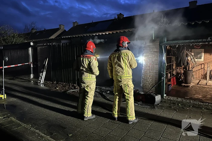 Felle brand in garage, vuurwerk mogelijk oorzaak van de brand