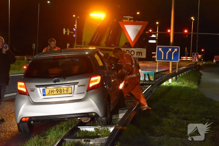 Automobilist belandt op vangrail van afrit