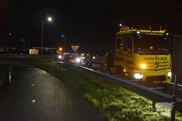 Automobilist belandt op vangrail van afrit