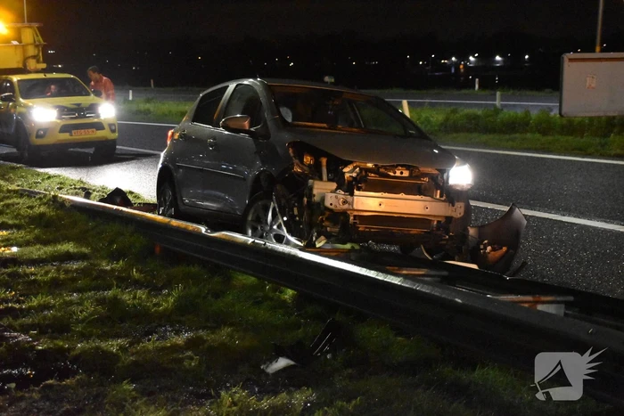 Automobilist belandt op vangrail van afrit