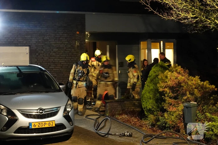 Woning vol rook door brandende kerstkrans