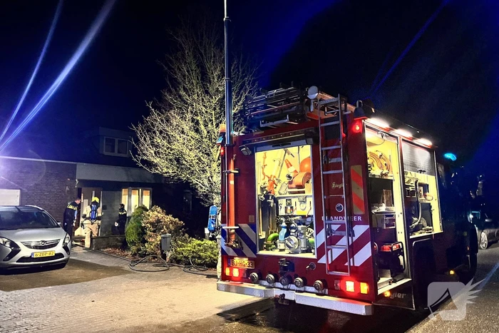 Woning vol rook door brandende kerstkrans