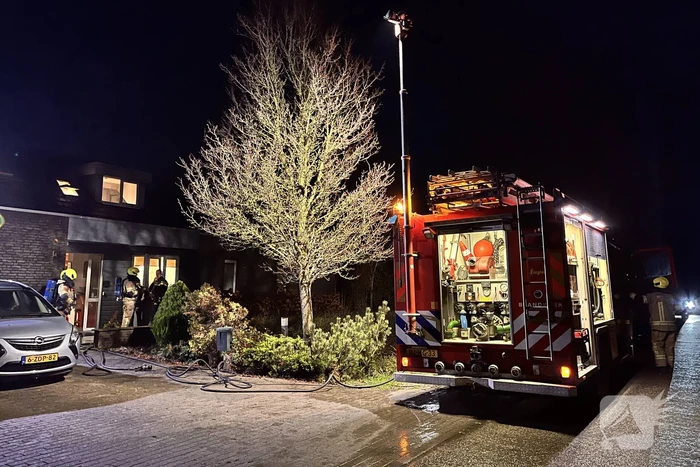 Woning vol rook door brandende kerstkrans