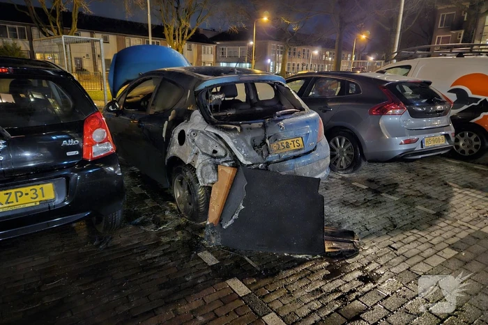 Voertuig verwoest na brand