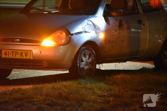 Automobilist vliegt uit de bocht en klapt op lantaarnpaal
