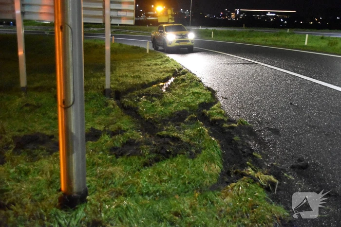 Automobilist vliegt uit de bocht en klapt op lantaarnpaal