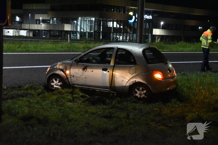 Automobilist vliegt uit de bocht en klapt op lantaarnpaal