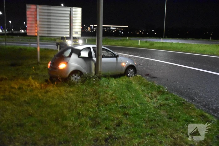 Automobilist vliegt uit de bocht en klapt op lantaarnpaal