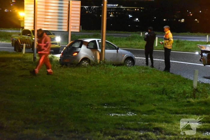 Automobilist vliegt uit de bocht en klapt op lantaarnpaal