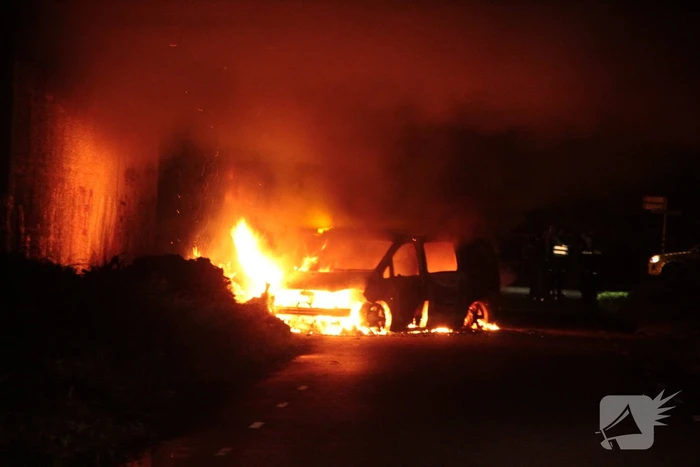 Bestelbus uitgebrand onder viaduct