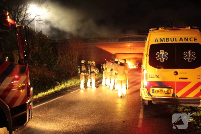Bestelbus uitgebrand onder viaduct