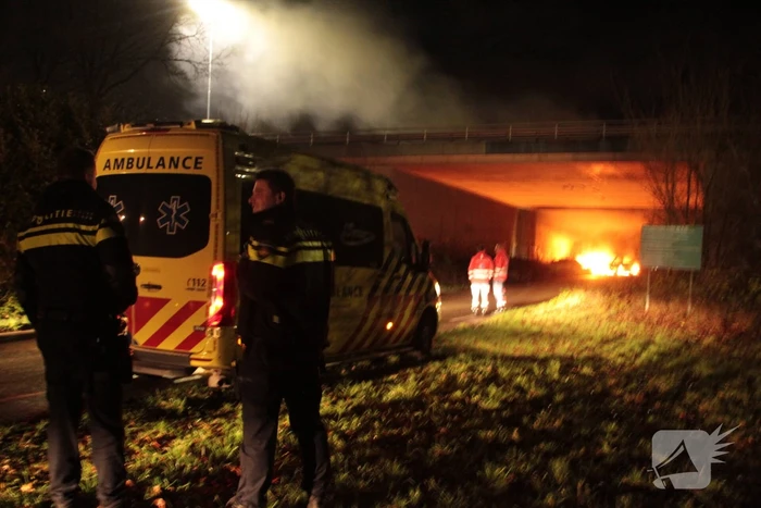 Bestelbus uitgebrand onder viaduct