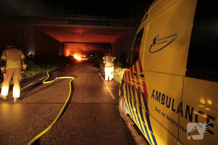 Bestelbus uitgebrand onder viaduct