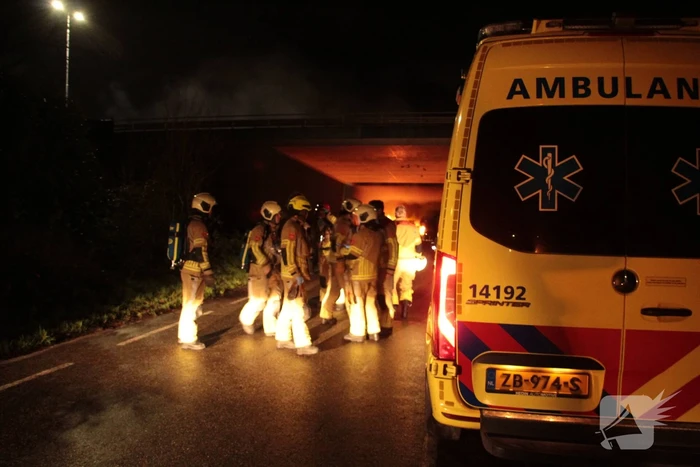 Bestelbus uitgebrand onder viaduct
