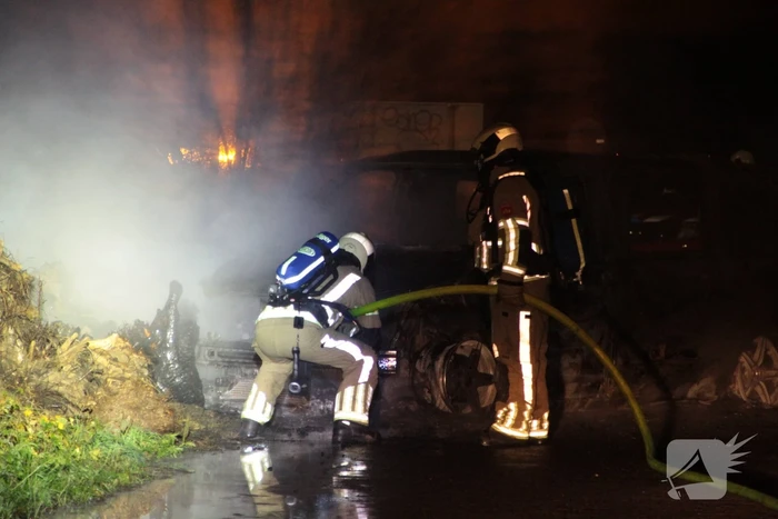 Bestelbus uitgebrand onder viaduct