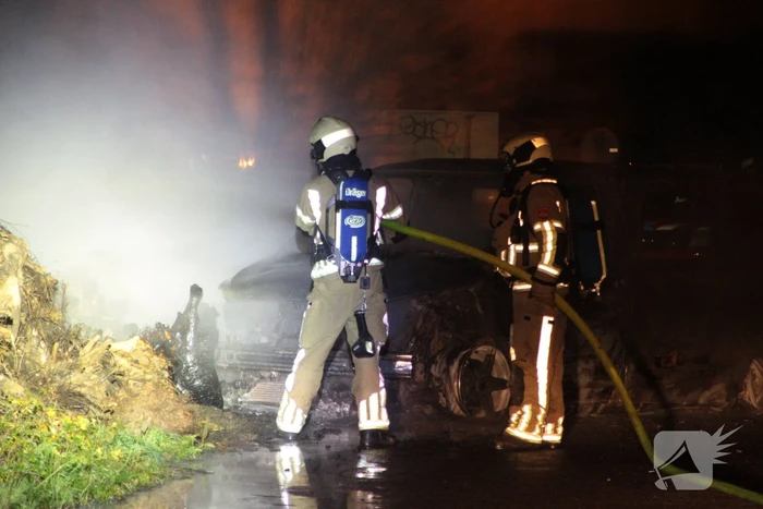 Bestelbus uitgebrand onder viaduct