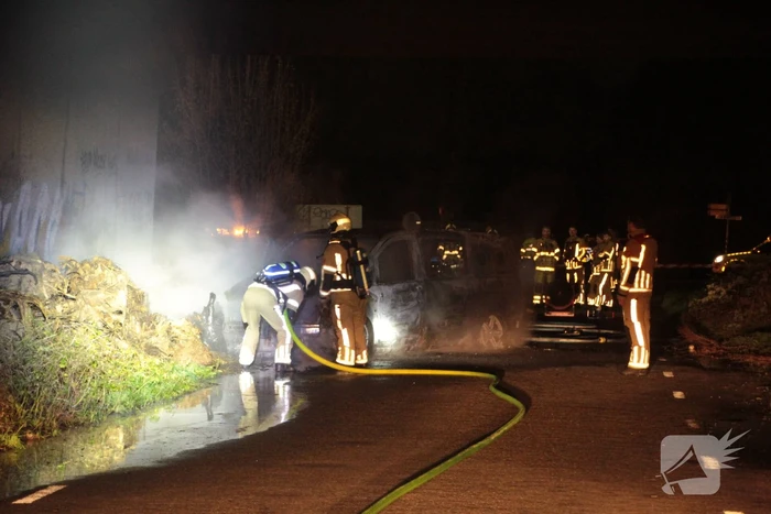 Bestelbus uitgebrand onder viaduct