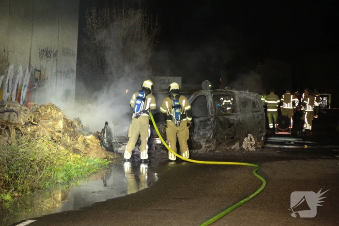 Bestelbus uitgebrand onder viaduct