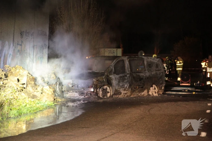 Bestelbus uitgebrand onder viaduct