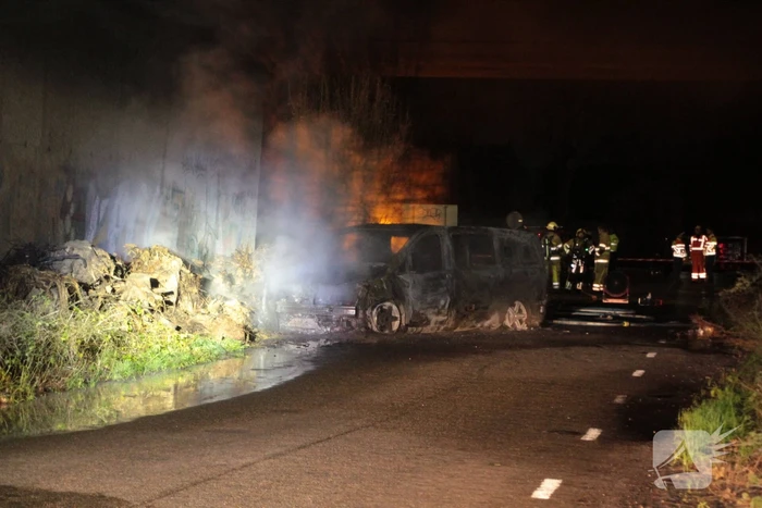 Bestelbus uitgebrand onder viaduct