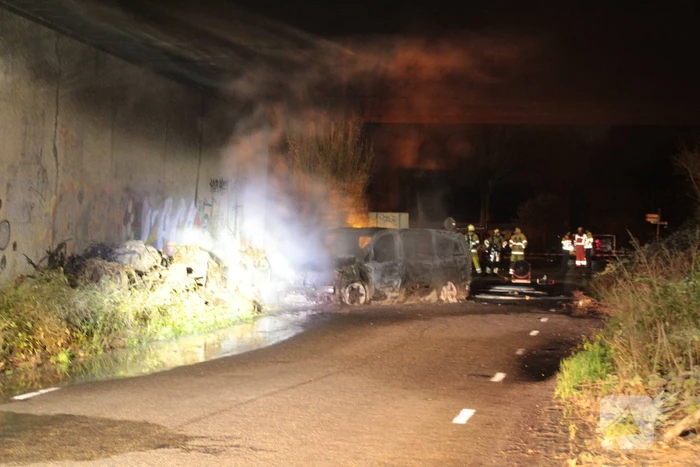Bestelbus uitgebrand onder viaduct