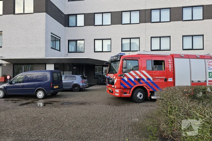 Brandweer onderzoekt hinderlijke lucht in gebouw