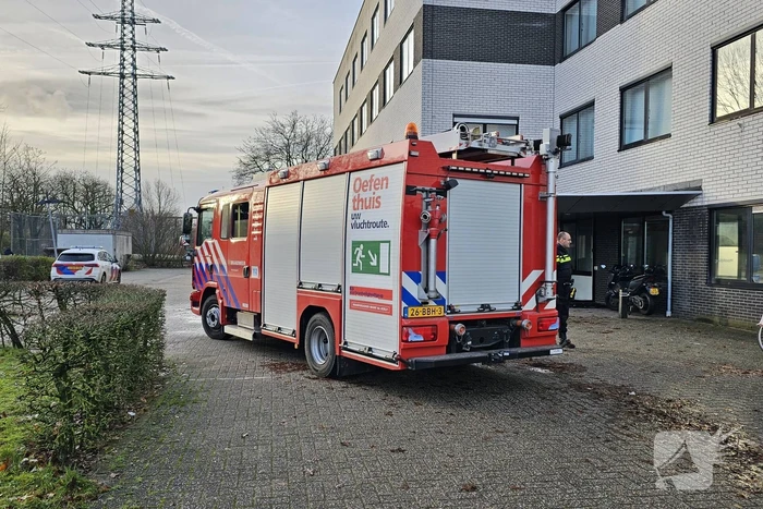 Brandweer onderzoekt hinderlijke lucht in gebouw